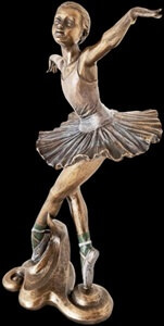 Detaljeret håndmalet ballerina i klassisk positur på lys baggrund